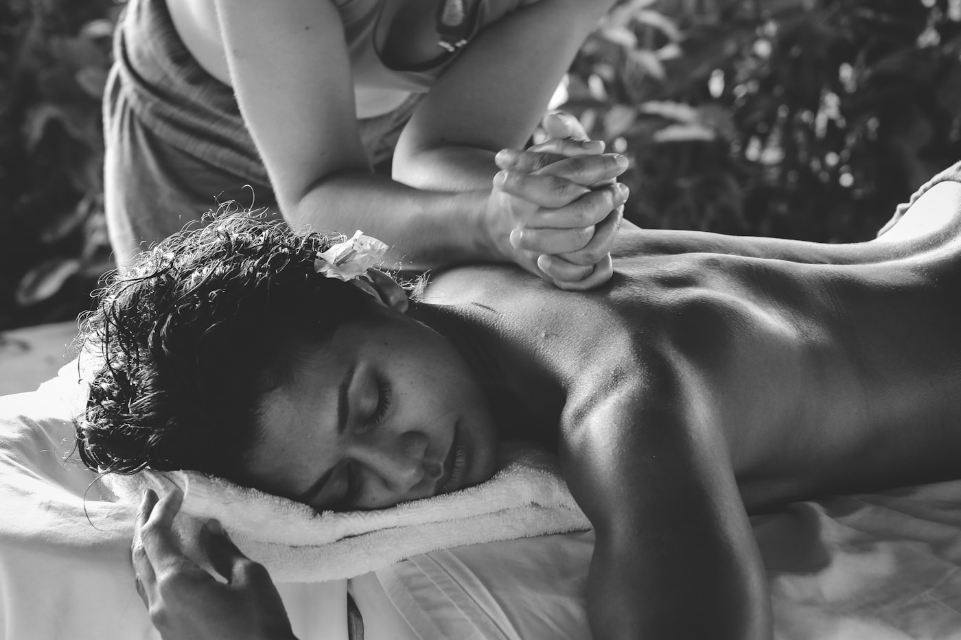 Soin bien-être : mains posées sur le dos lors d’un massage apaisant